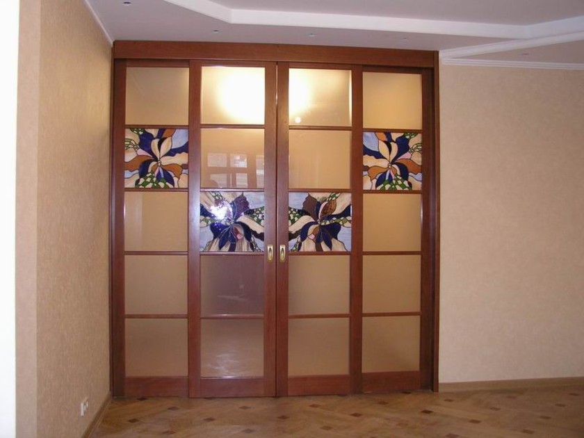 Перегородка с цветными стеклянными вставками Магнитогорск