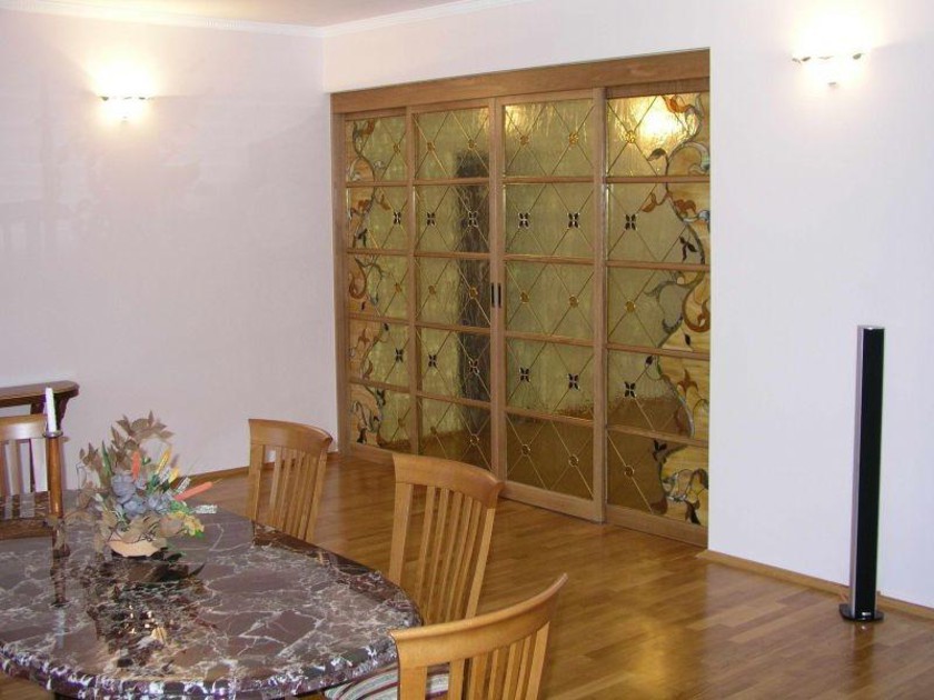 Перегородка для гостиной с цветным стеклом и декоративными вставками Магнитогорск