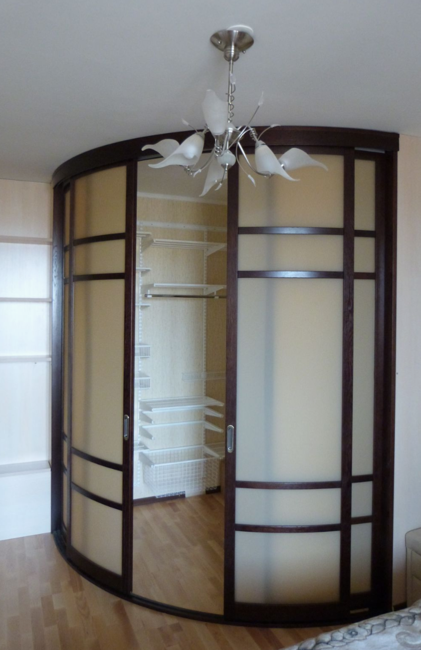 Радиусная полукруглая угловая гардеробная комната Магнитогорск