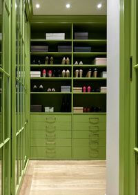 Г-образная гардеробная комната в зеленом цвете Магнитогорск