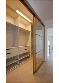 Линейная гардеробная комната с дверями купе Магнитогорск