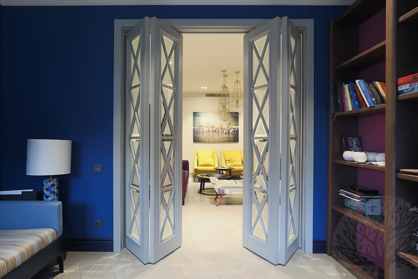 Двери гармошка  для гостиной со стеклами с разделителями Магнитогорск