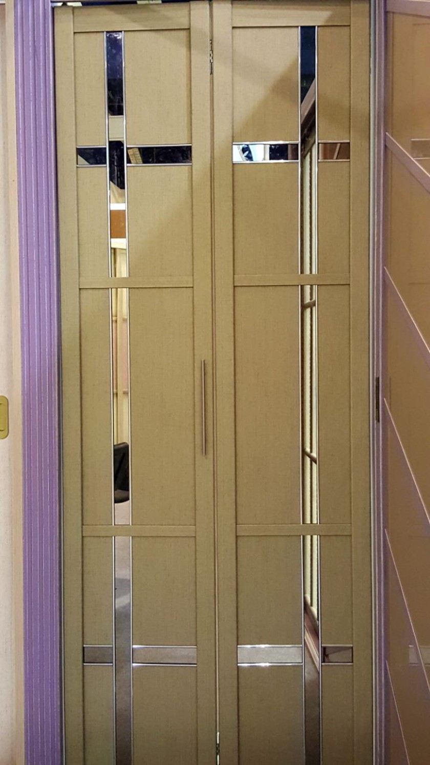 Двери гармошка шпонированные с зеркальным декором Магнитогорск