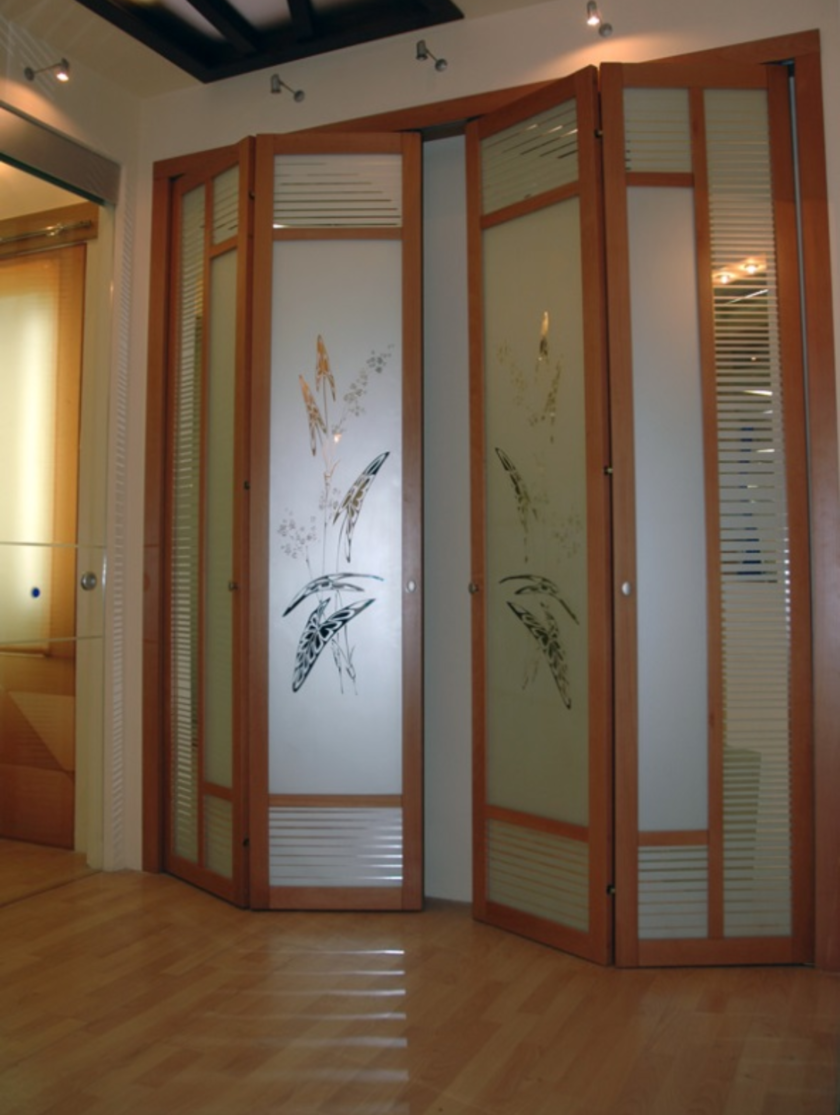 Широкие двери гармошка с матовым стеклом и рисунком Магнитогорск