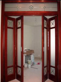 Дверь гармошка с декоративными стеклянными вставками Магнитогорск